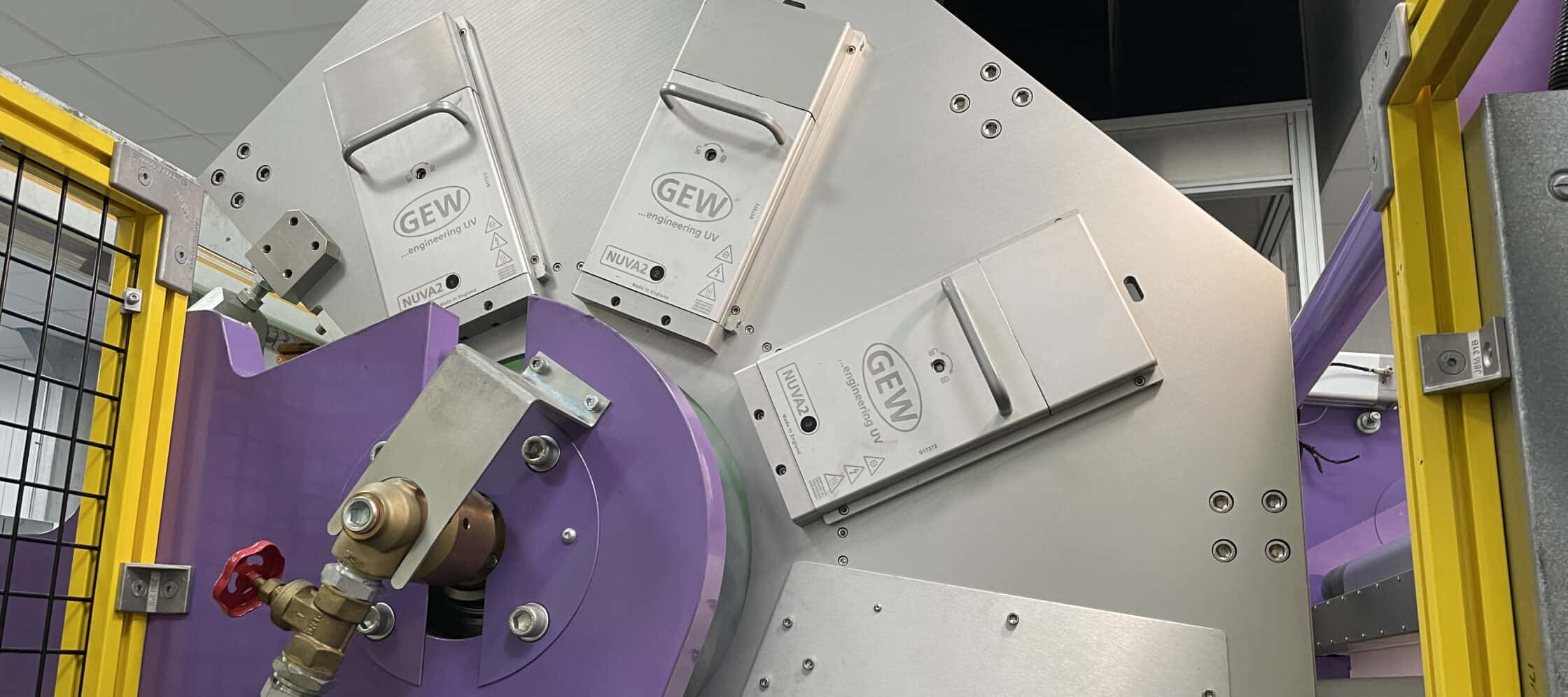 Das NUVA2-System von GEW ist in eine einziehbare Haube eingebaut, um den Webzugriff und die Wartung zu erleichtern.