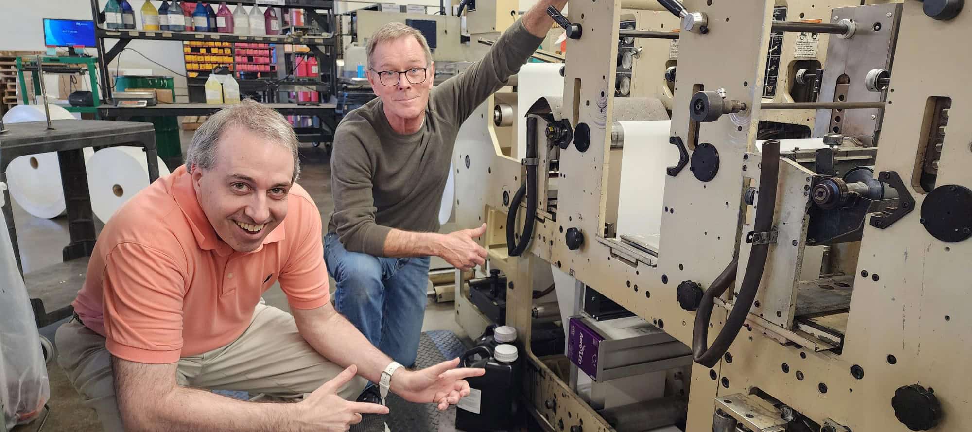 Von links nach rechts: Kyle Davis, General Manager, und Lane Cahela, Produktionsleiter, mit einer der GEW AeroLED-Installationen.