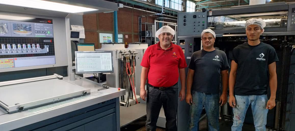 Von links nach rechts_Presseteam Armando López (Supervisor), Gustavo Sahagun und Ricardo Mena (Operator) mit ihrer RMGT 790-Maschine.