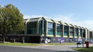 Die neue Produktionsstätte in Crawley, England. Die mehrere Millionen Euro teure Anlage wird im Herbst 2025 in Betrieb genommen. Damit soll die weltweit steigende Nachfrage nach den Modellen AeroLED2 und LeoLED2 bedient werden