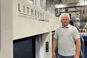 Peter Janik, Werksleiter, mit der mit GEW UV Arc und LED ausgestatteten Komori-Vorabpresse im Nosco-Werk in Bridgeview.