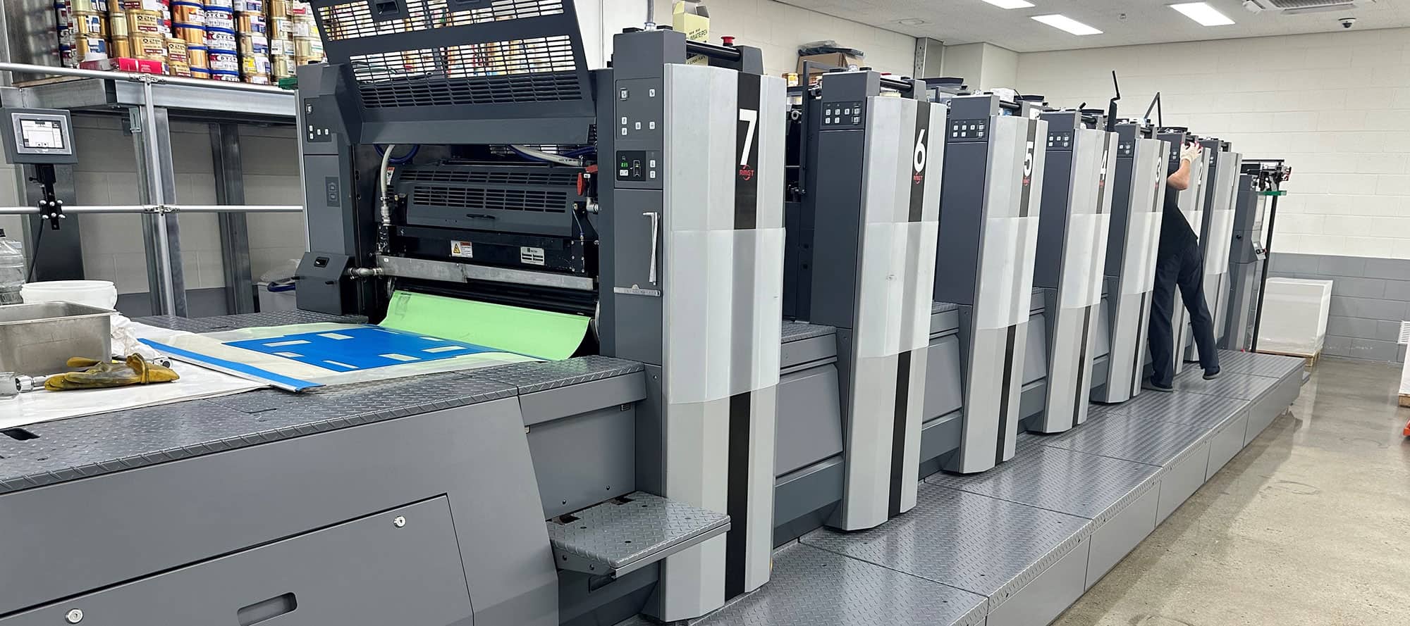 Hashin's RMGT 970 ST -6 +CC dual พร้อม IR / ลมร้อน ประกอบด้วย LeoLED 3 ดวงใน interdeck พร้อมหลอดไฟที่เคลื่อนย้ายได้ 3 ดวง และ LeoLED อีก 2 ดวงในการจัดส่ง