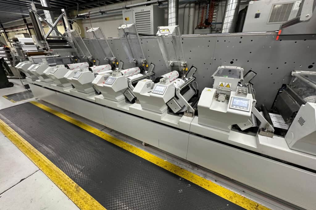 เครื่องพิมพ์ Bobst MX5 ของ Label Power ทำงานด้วยตลับ E2C ของ GEW ก่อนที่จะมีการปรับปรุงระบบ UV LED