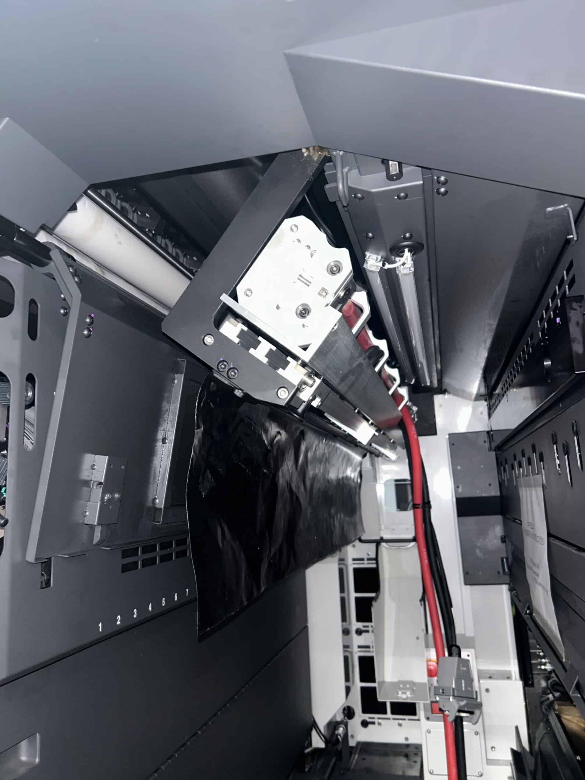 Poniższa instalacja przedstawia LeoLED na urządzeniu Komori GLX40 RP Advance u klienta w Kanadzie.