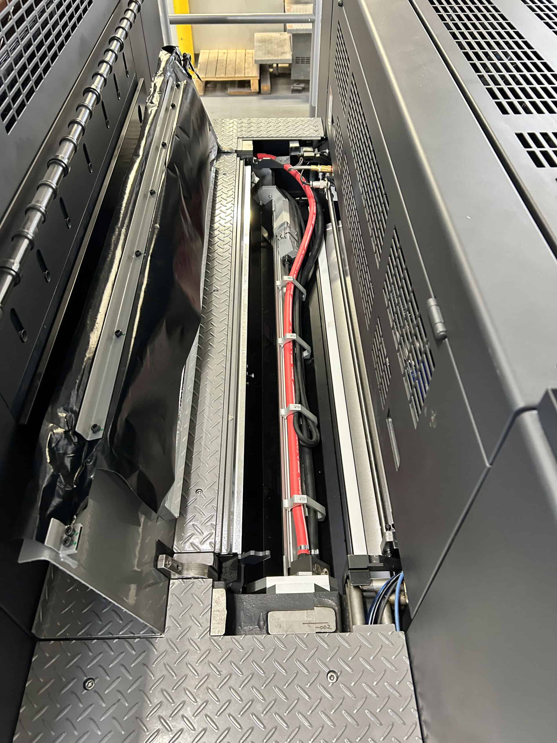 Poniższa instalacja przedstawia LeoLED na urządzeniu Komori GLX40 RP Advance u klienta w Kanadzie.