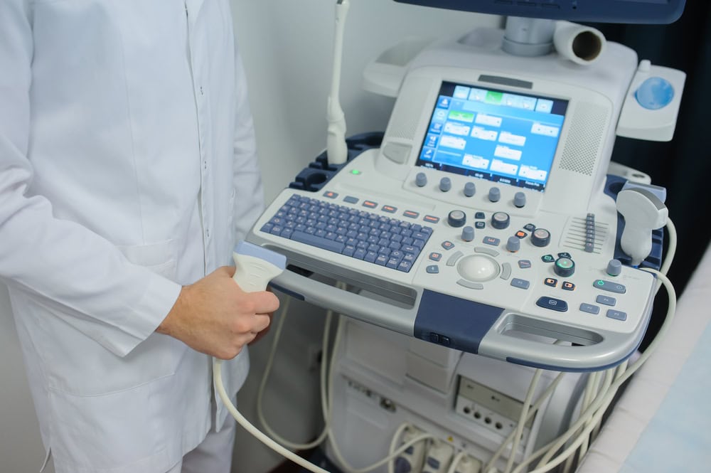 Bild: Ein Arzt hält eine Ultraschall-Sonde in der Hand
