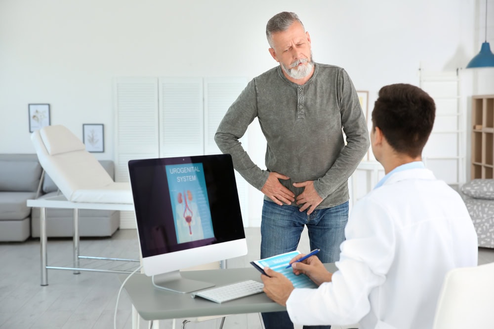 Bild: Ein Patient beschreibt seine Probleme beim Urologen