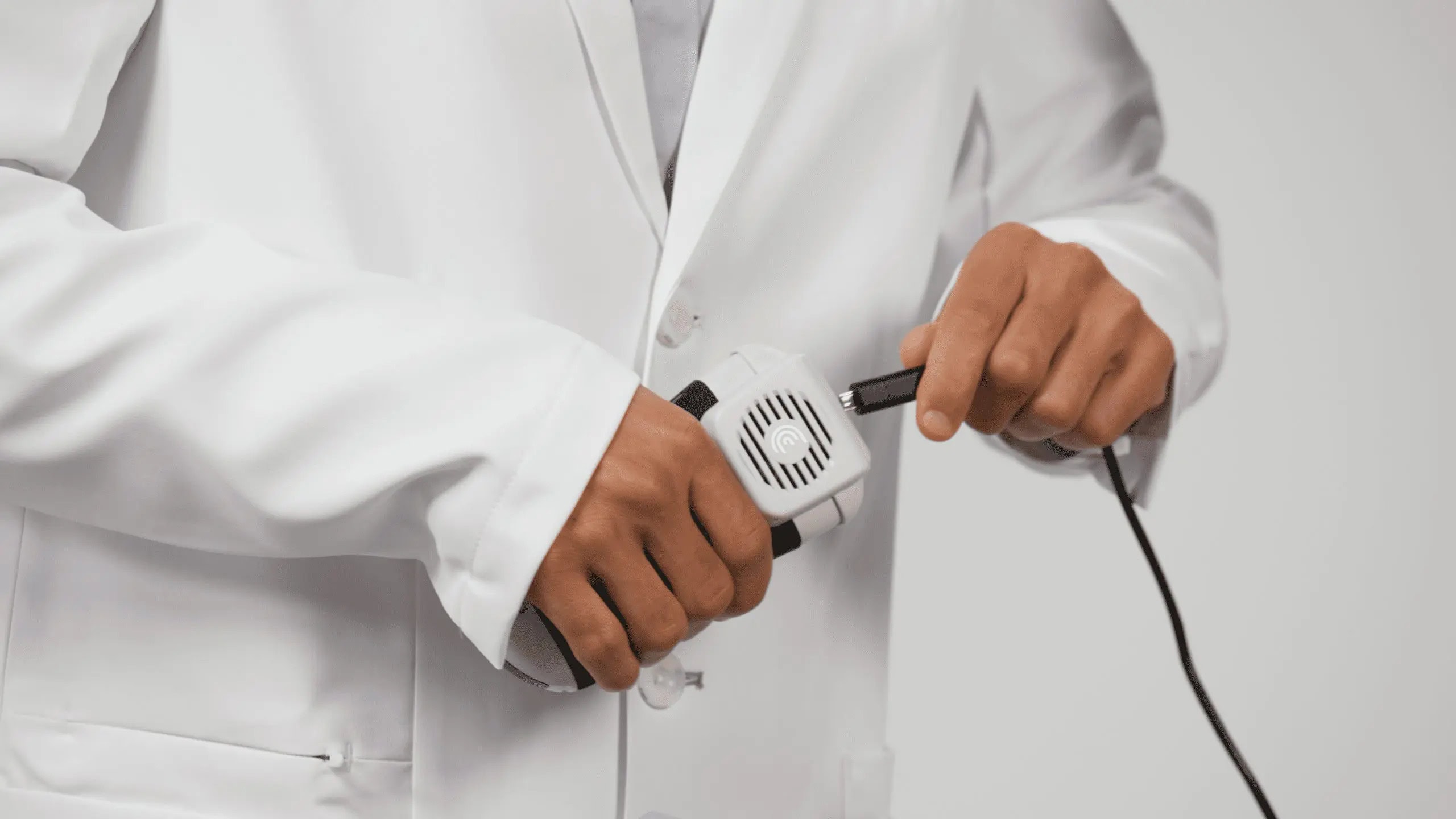 Arzt benutzt Clarius Aufsatzkühler HD3 für Handheld Ultraschall-Geräte