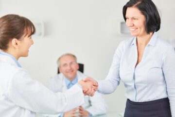Zwei Ärzte beim Handschlag, symbolisierend Jobsharing und Teamarbeit in einer Arztpraxis