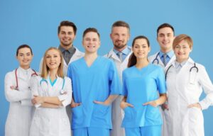 Gruppe von Ärzten und medizinischem Personal – Schlüssel zum erfolgreichen Übergang bei einer Praxisübernahme.