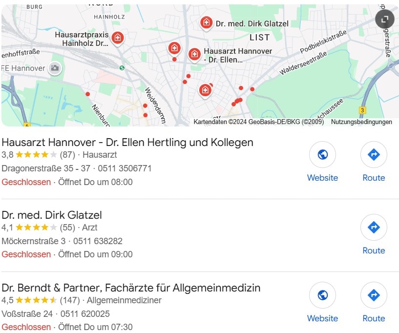 Google Local Pack mit Hausärzten in Hannover, zeigt Karte, Praxisnamen, Bewertungen und Öffnungszeiten.