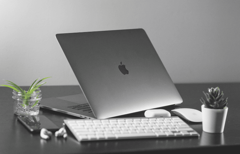 MacBook mit Zubehör auf einem Schreibtisch