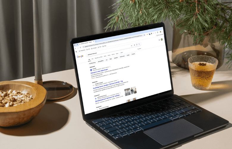 Laptop mit geöffneter Google-Suche nach Zahnärzten – Suchmaschinenwerbung (SEA) als digitale Strategie für Ärzte.