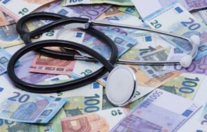 Stethoskop auf Euro-Geldscheinen – Symbol für die morbiditätsbedingte Gesamtvergütung im Gesundheitswesen.