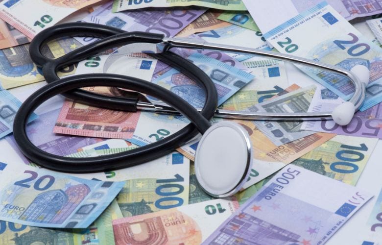 Stethoskop auf Euro-Geldscheinen – Symbol für die morbiditätsbedingte Gesamtvergütung im Gesundheitswesen.