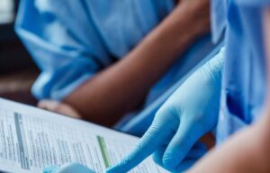 Operationsassistent überprüft eine OP-Checkliste zur Sicherstellung der Patientensicherheit.