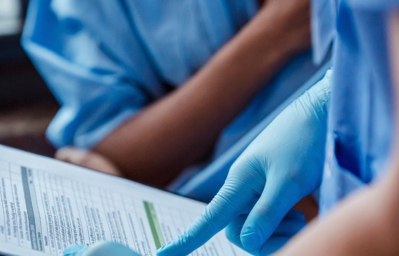 Operationsassistent überprüft eine OP-Checkliste zur Sicherstellung der Patientensicherheit.