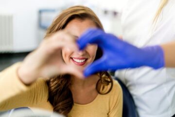 Patientin formt gemeinsam mit medizinischer Fachkraft ein Herzsymbol als Zeichen für patientenzentrierte Versorgung in der Praxis.