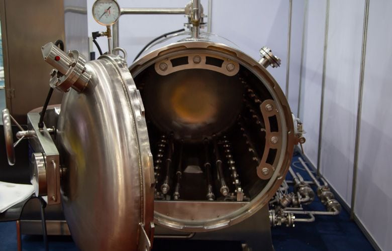 Automatisierter Batch-Retortensterilisator zur Dampfsterilisation von Lebensmitteln in der industriellen Produktion