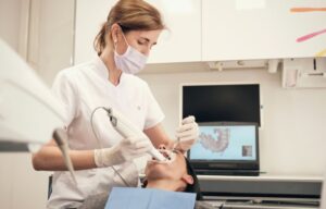 Eine Zahnärztin erstellt einen digitalen Zahnabdruck mit einem Intraoralscanner.
