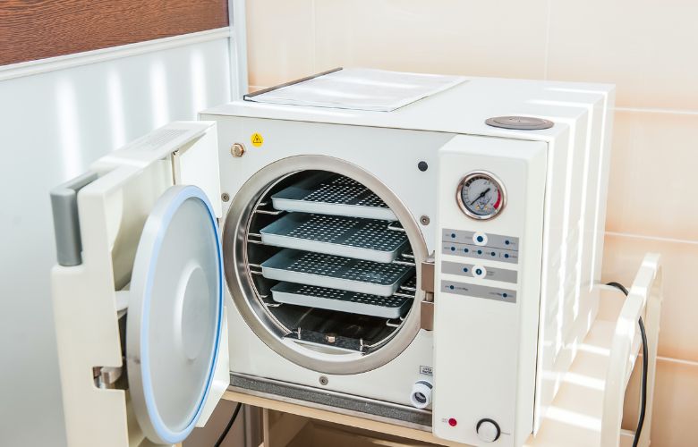 Gebrauchter Autoklav zur Dampfsterilisation medizinischer Instrumente in einer Praxisumgebung