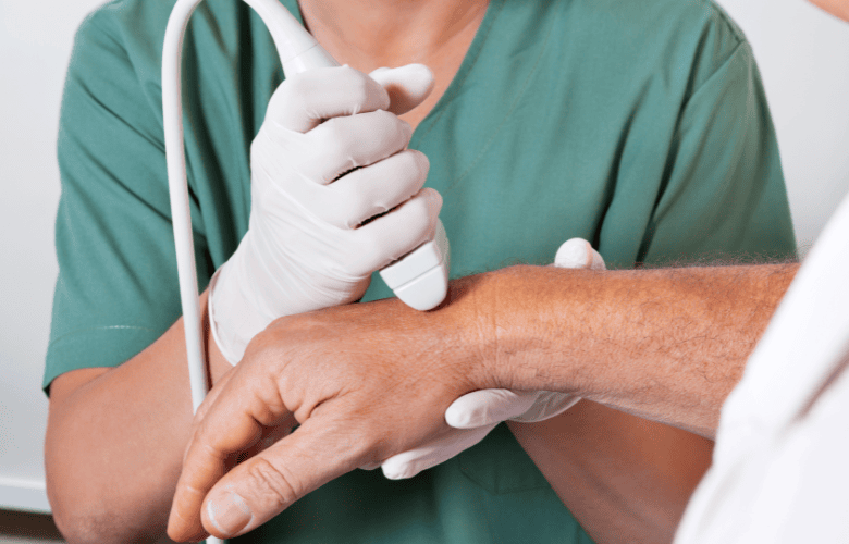 Ultraschalluntersuchung des Handgelenks bei Verdacht auf rheumatische Erkrankung.