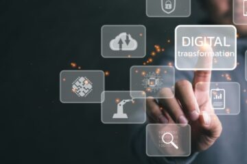 Finger tippt auf digitales Interface zur digitalen Transformation in der papierlosen Arztpraxis