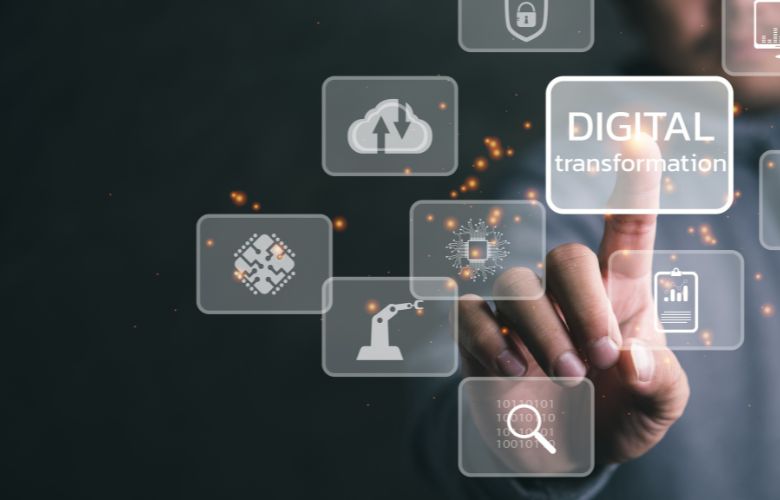 Finger tippt auf digitales Interface zur digitalen Transformation in der papierlosen Arztpraxis