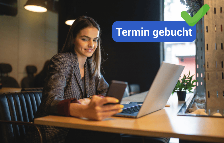 Frau bucht online einen Arzttermin per Smartphone und Laptop – digitale Terminvergabe dank der Online-Rezeption.