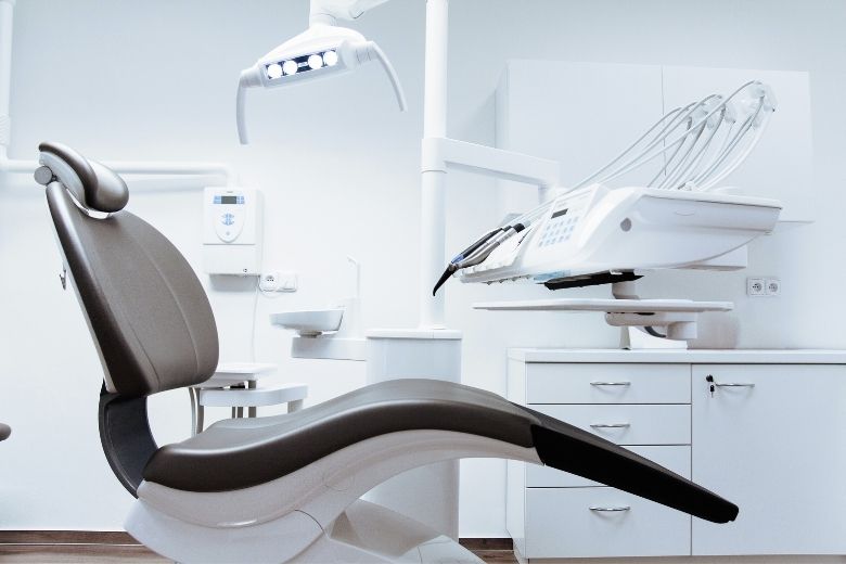Ergonomischer Zahnarztstuhl in moderner Zahnarztpraxis mit hochwertiger Behandlungsausrüstung