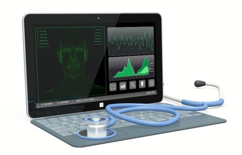 Laptop mit medizinischer Software, Anzeige von Vitaldaten und angeschlossenem Stethoskop
