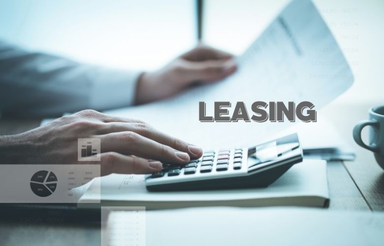 Hände mit Taschenrechner und Vertragsunterlagen zum Thema Medizintechnik-Leasing