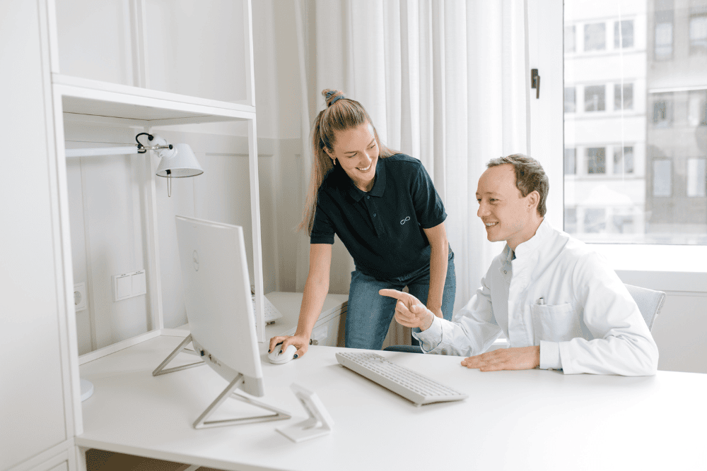 Ein Arzt nutzt die ETERNO Cloud Praxissoftware.