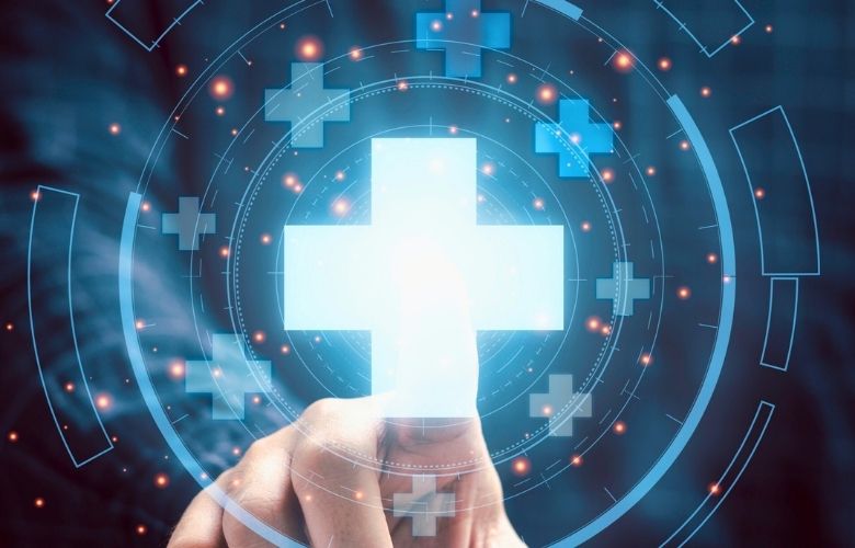 Finger berührt ein leuchtendes blaues Plus-Symbol in einem futuristischen digitalen Daten-Interface.