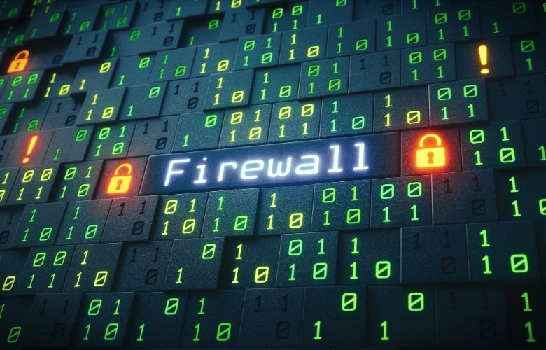 Leuchtender Schriftzug Firewall zwischen grünem Binärcode und digitalen Schloss-Symbolen auf einem dunklen Raster.