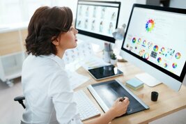 Frau arbeitet am Webdesign für eine Arztpraxis
