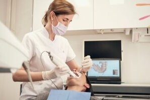 Eine Zahnärztin erstellt einen digitalen Zahnabdruck mit einem Intraoralscanner.
