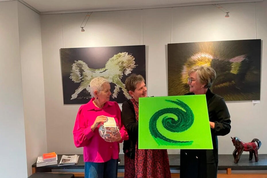 Gerda Spaepen von Lichtaart erhielt ein Gemälde von Anita Fleerackers von Gierle. Bettie Meeuws (links) hat ihren Namen von der Trommel. - Foto © RR