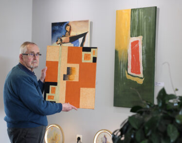 Marcel Mertens voor zijn werk in Galerie Anita Fleerackers