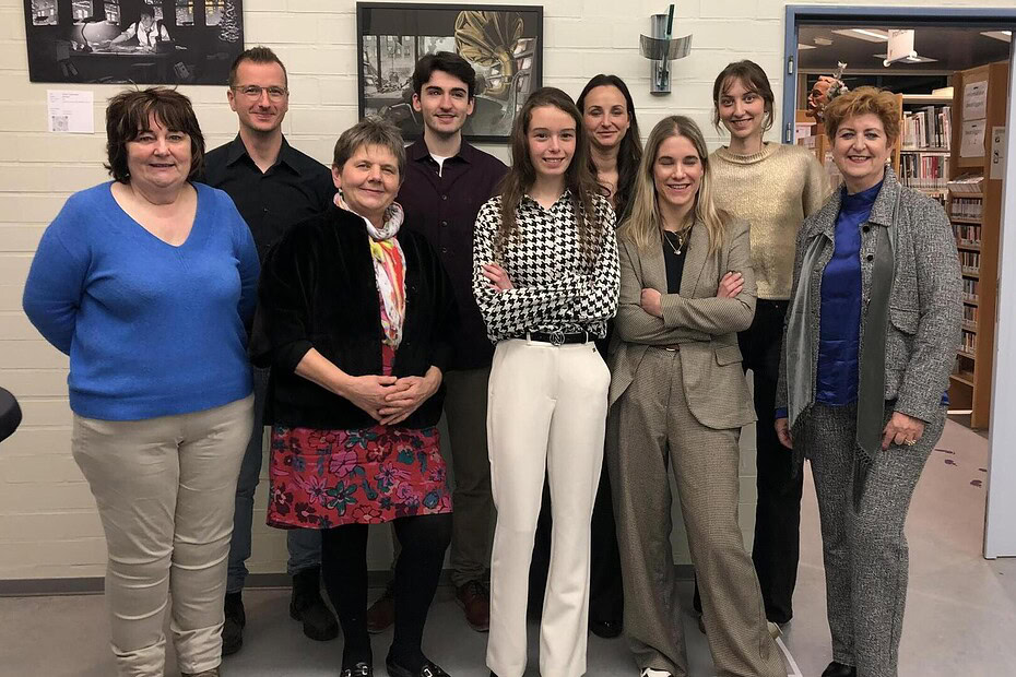 Les cinq artistes lillois ont inauguré une exposition à la bibliothèque de Lille en présence de la bourgmestre Marleen Peeters, de l'échevin Joren Boons, de la bibliothécaire Arlette Laenen (à gauche) et d'Anita Fleerackers du groupe de travail Artistes professionnels. © RR