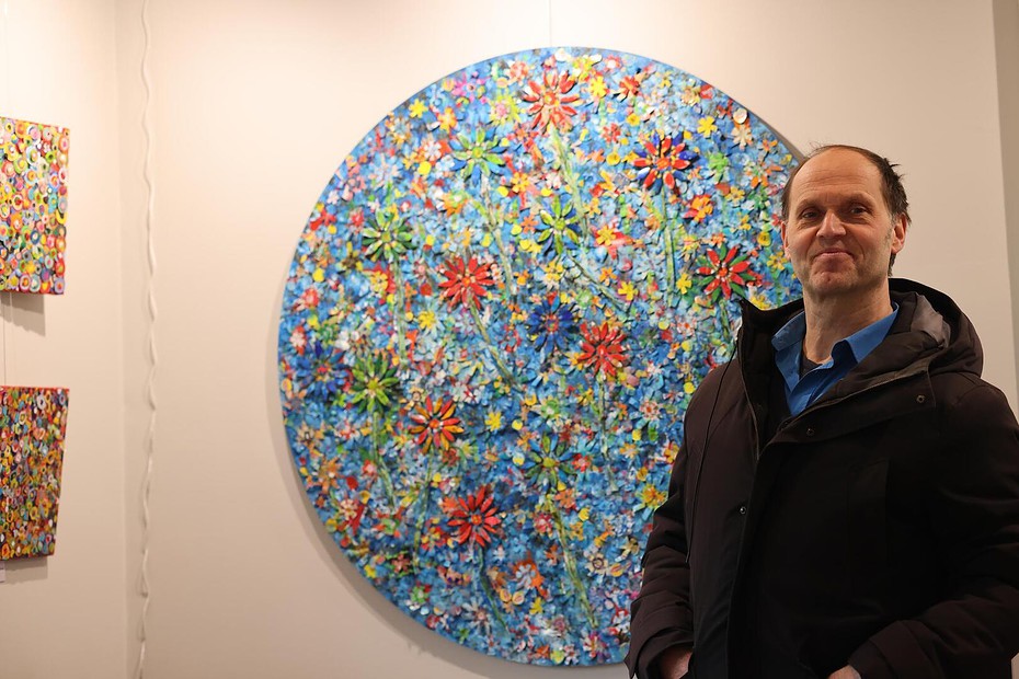 L'artiste recyclé John John Hoelen lance sa collection d'art "Trashy Love" à la galerie Anita Fleerackers à Gierle. © RR