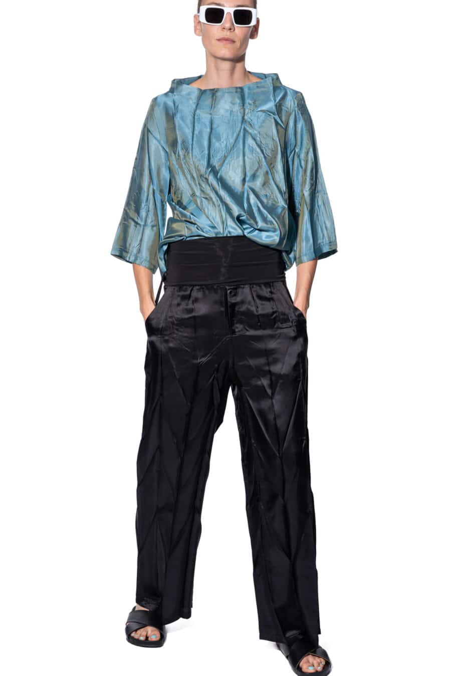 Trousers with pleats 3