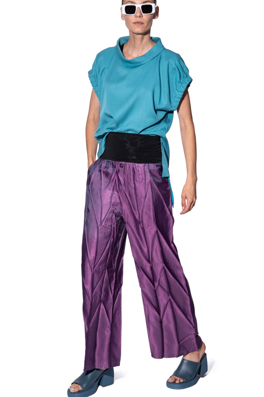 Trousers with pleats 3