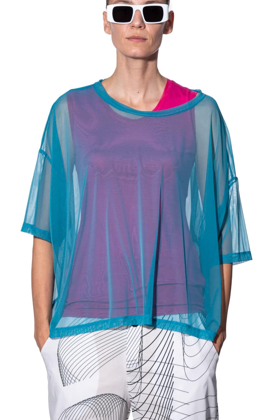 Short-sleeve mesh t-shirt with longer back 1