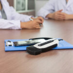 Chison SonoEye neben einem Smartphone