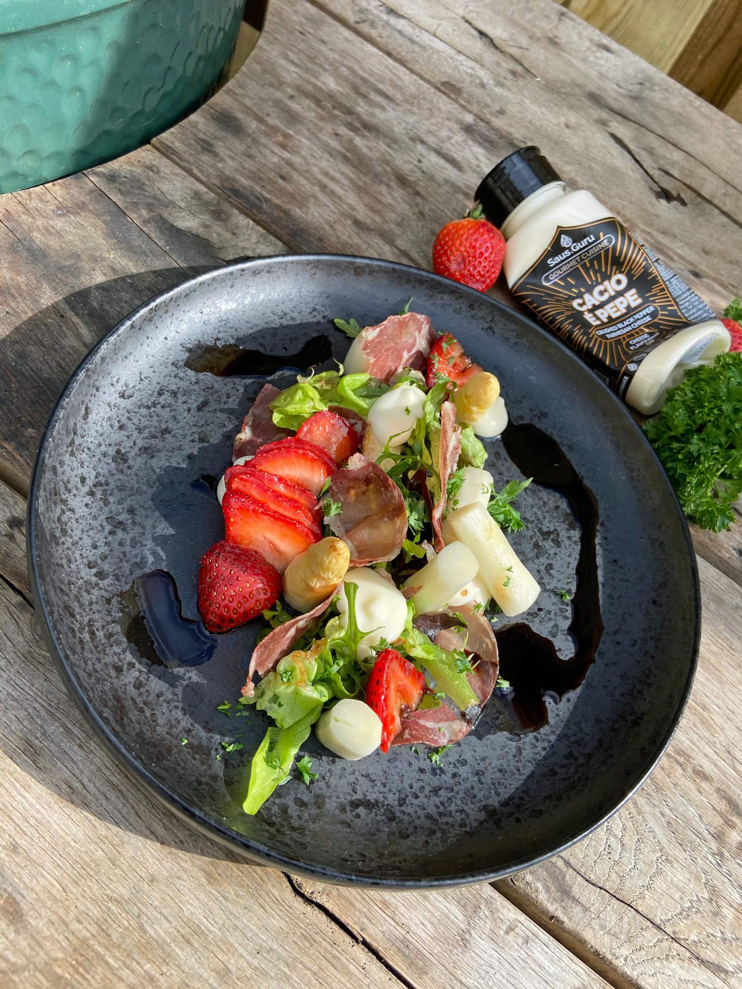 Witte asperges van de BBQ met gemarineerde aardbeien