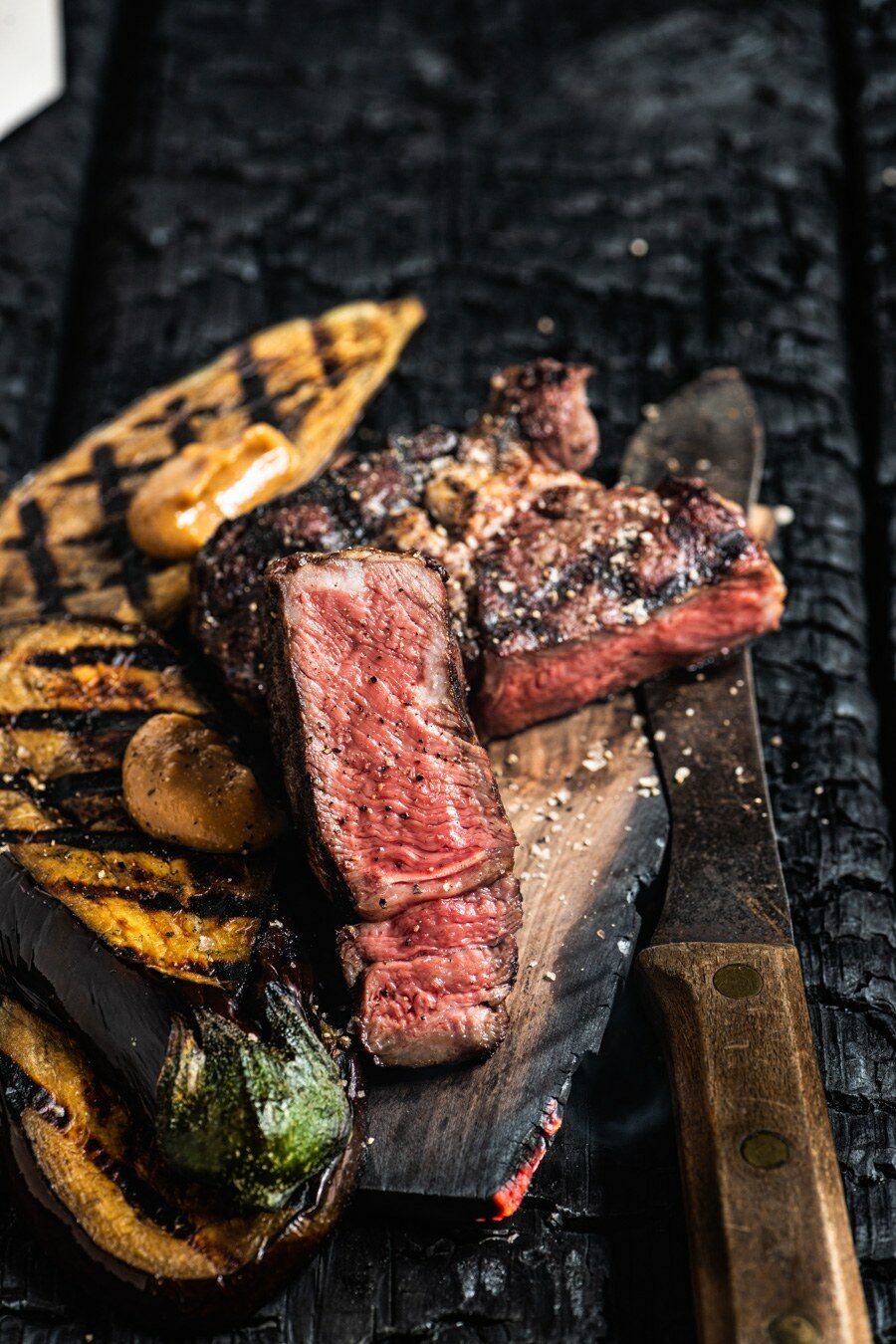 Gerookte en gegrilde ribeye met miso-aubergine