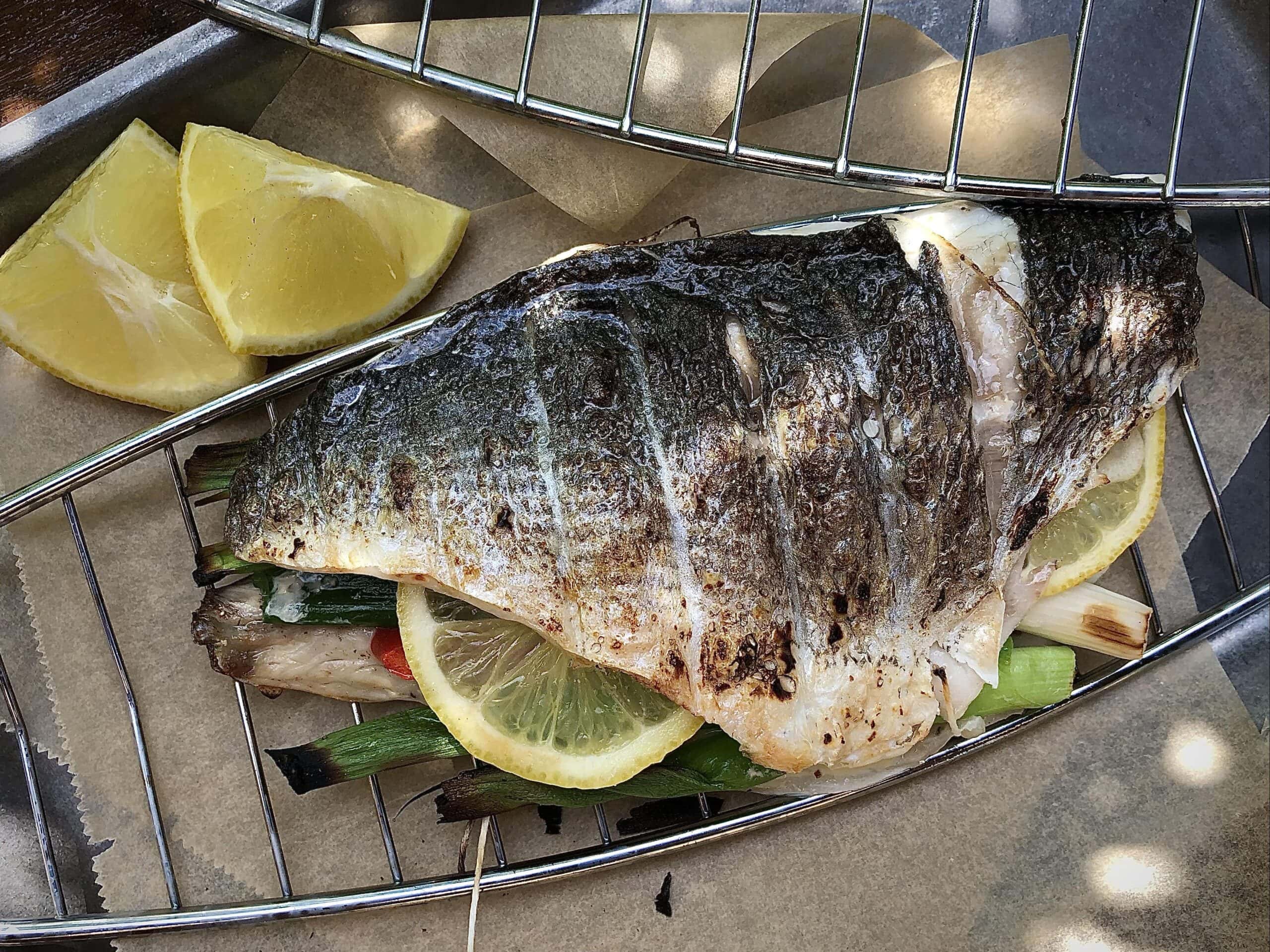 Gegrilde dorade gevuld met groente