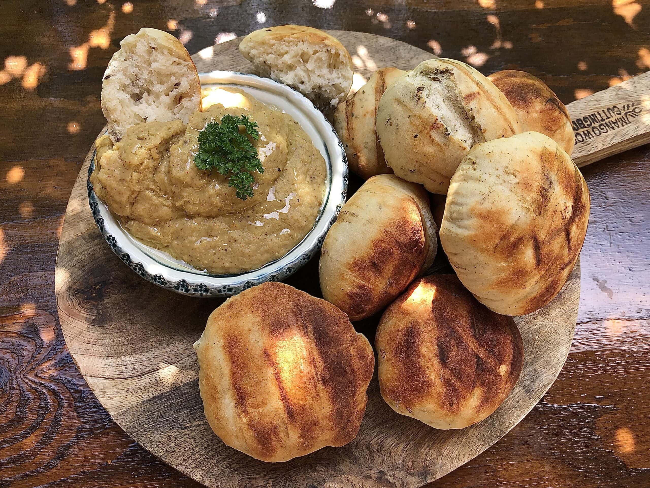 Smokey Baba Ganoush met kruidige kwarkbroodjes