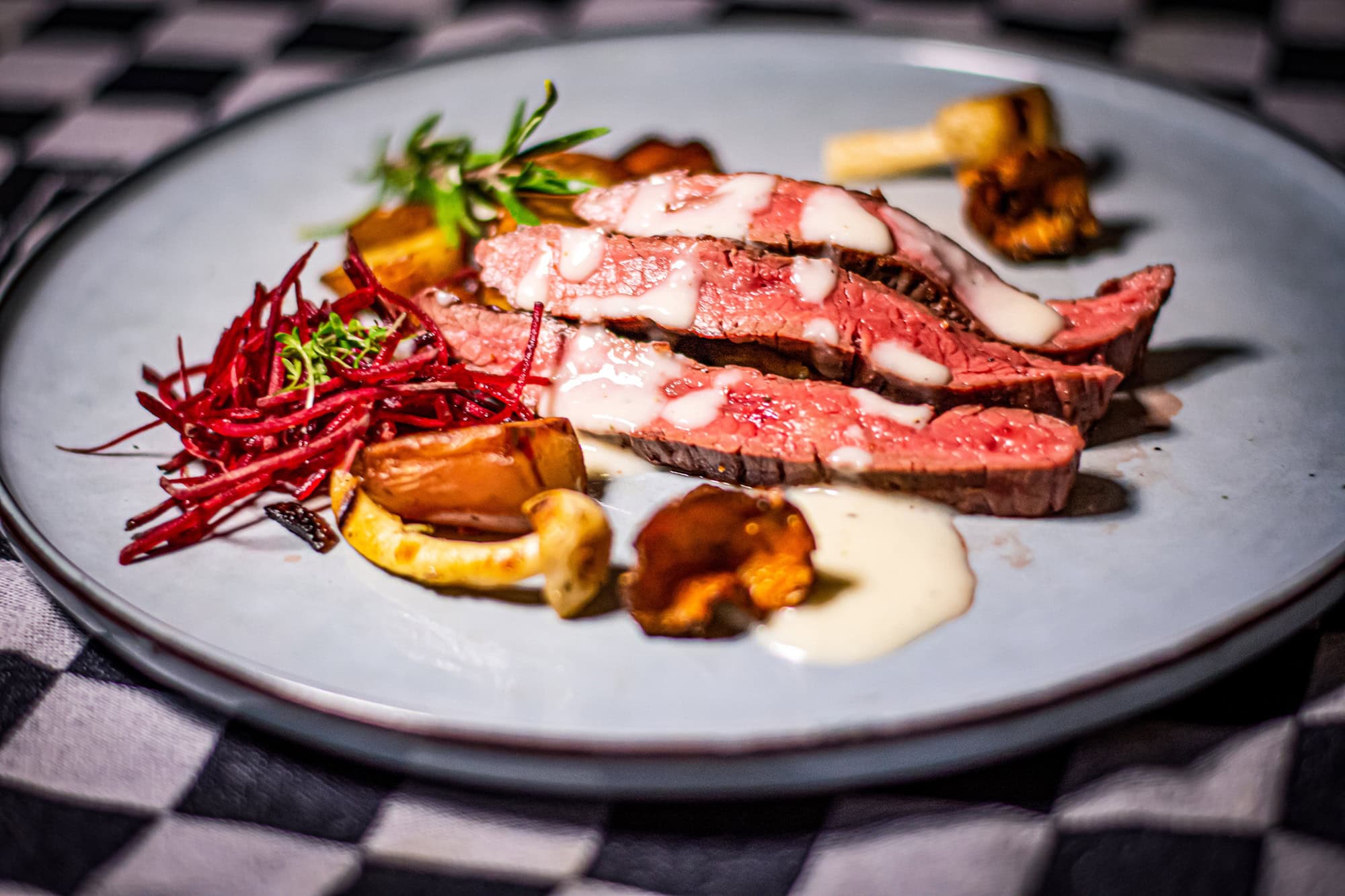 Bavette met witte wijn, brie & chili saus